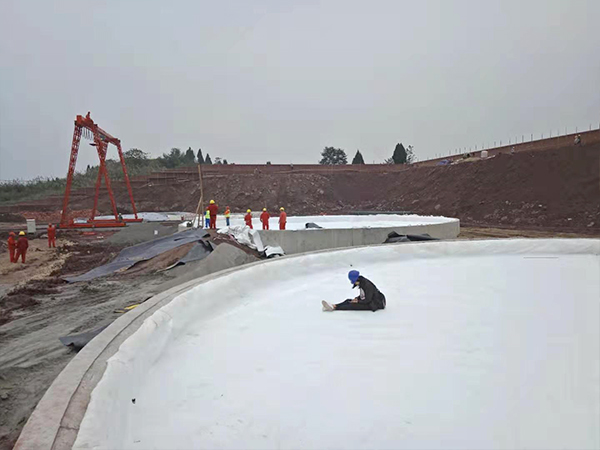 污水處理防滲膜在油田防滲工程中“大顯身手”。