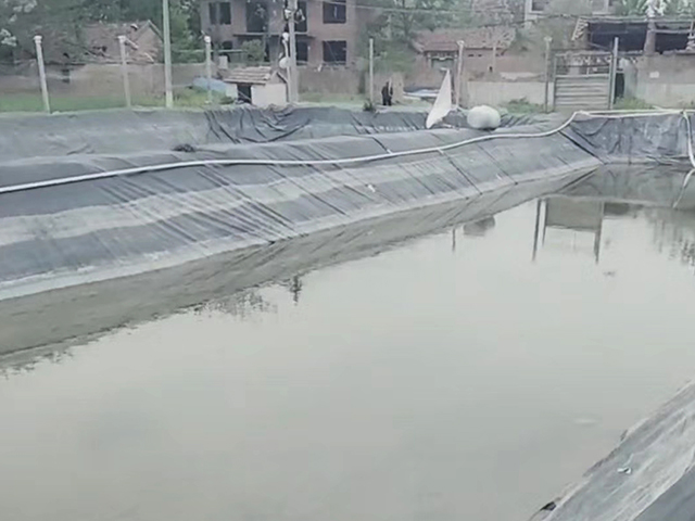 水產(chǎn)養(yǎng)殖防滲土工膜進行鋼筋搭接施工。