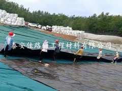 如何有效解決魚塘防滲膜施工褶皺問題？