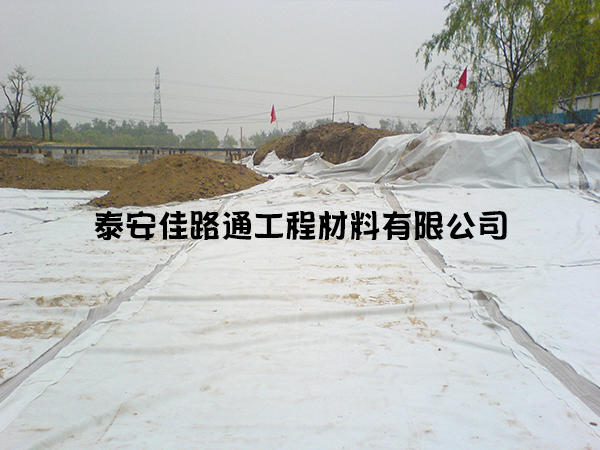 防滲復合土工膜的施工固定方法 防滲復合土工膜的施工固定方法