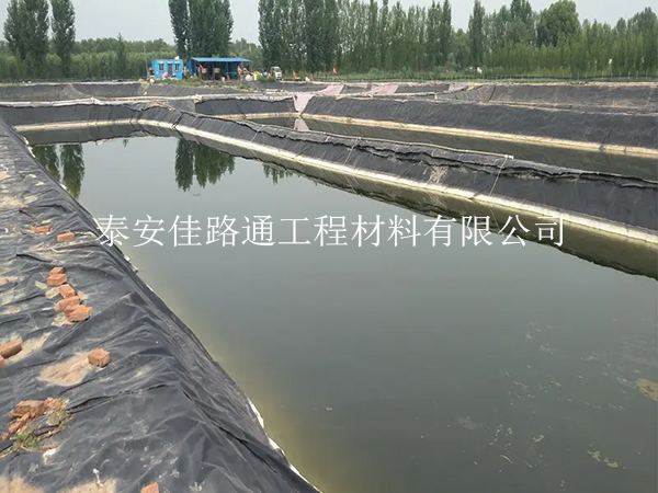 選擇污水處理防滲膜：關(guān)鍵因素與創(chuàng)新視角