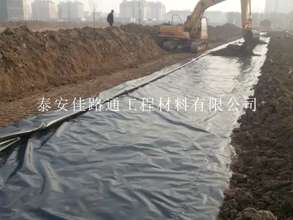 焊接機焊接魚塘防滲膜施工規(guī)范：簡約高效，創(chuàng)新引領