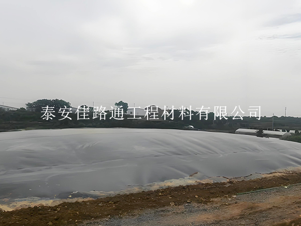 沼氣池防滲膜底部鋪設(shè):技巧與實操指南 沼氣池防滲膜底部鋪設(shè):技巧與實操指南