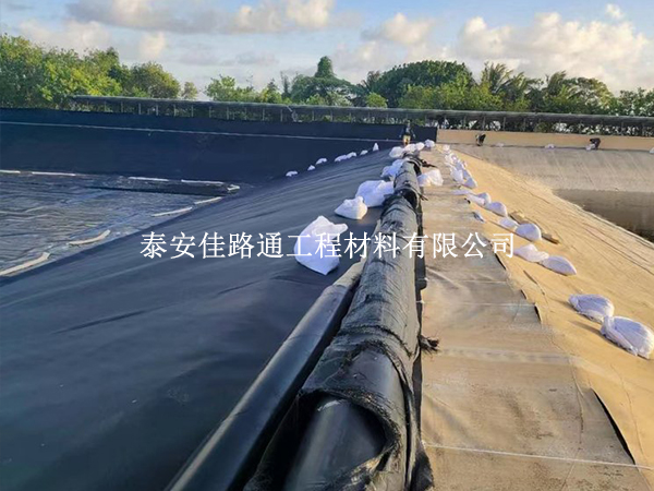 魚(yú)塘防滲膜施工成本為何有差異？這些因素是關(guān)