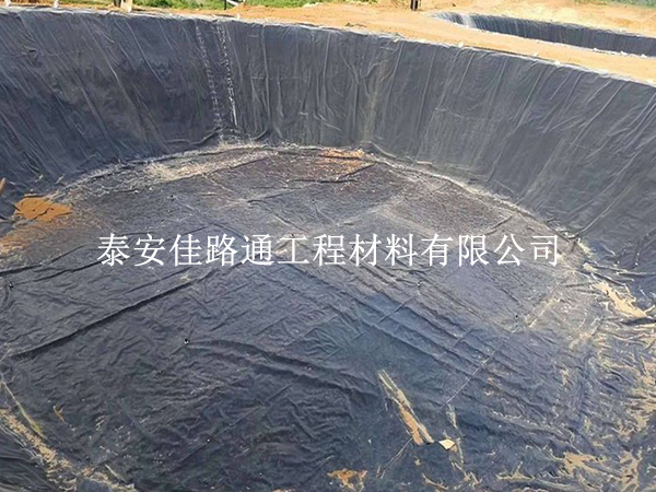 藕池防滲膜怎么鋪才不漏？科學(xué)鋪設(shè)方法在這里