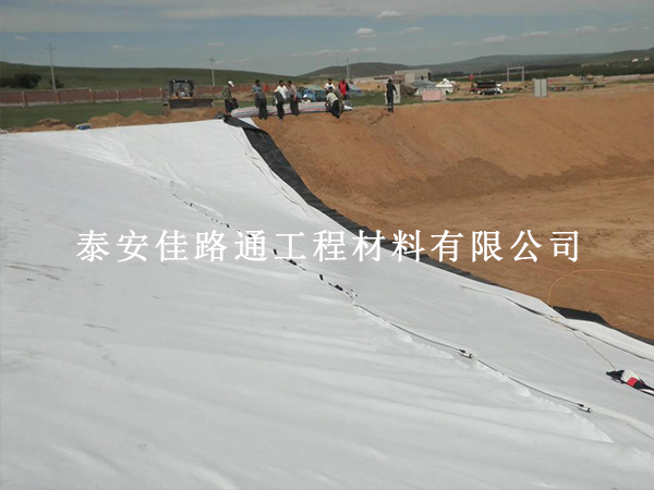 白色長(zhǎng)絲土工布鋪設(shè)后保養(yǎng)方法：科學(xué)養(yǎng)護(hù)延長(zhǎng)